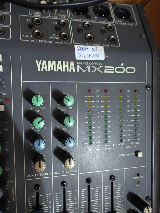 Mesa de mistura Yamaha Mx200 8 canais