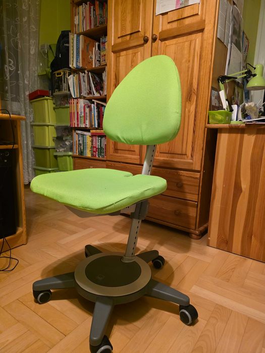 fotel obrotowy na kółkach dla dziecka