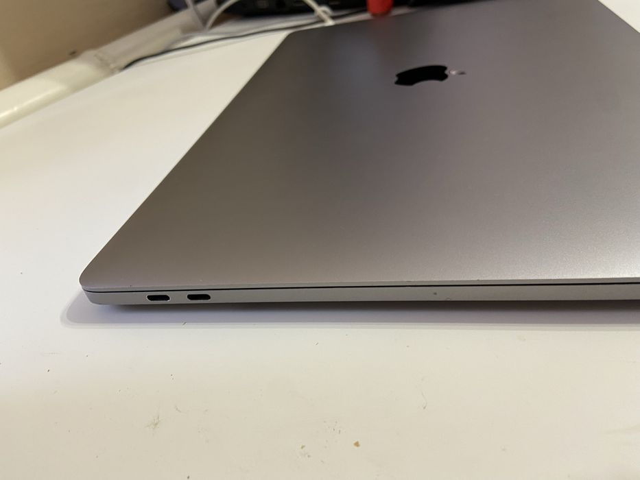 MacBook Pro 15” 2017 / i7 / 16GB / Retina / Touch ID