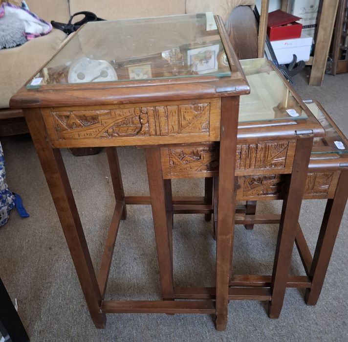 Zestaw stolików kawowych typu „nesting tables”