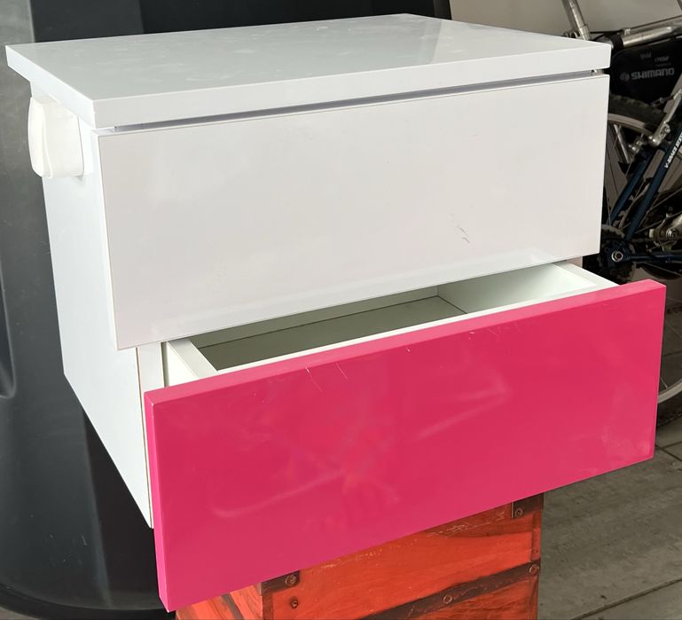 Mesa de cabeceira suspensa