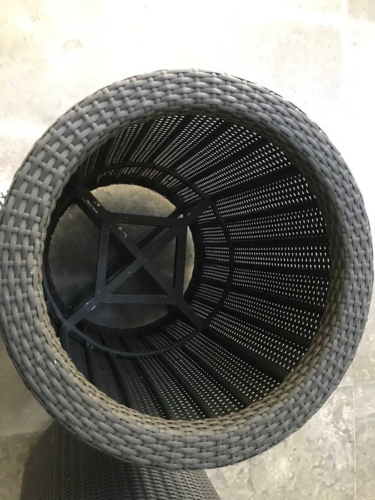 Conjunto de 2 floreiras e respectivos vasos.