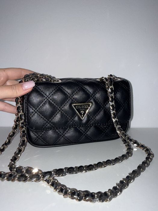 Guess Cessily Mini Czarna Pikowana Torebka Crossbody na Łańcuszku