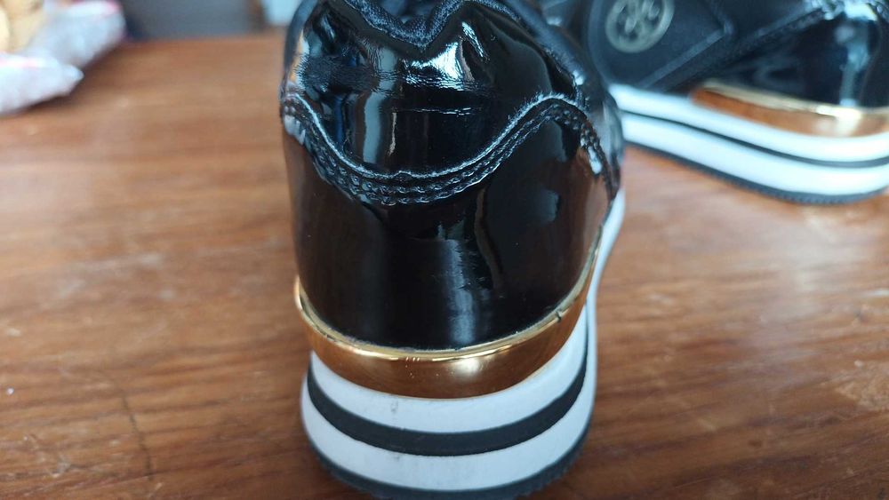 Marca GUESS, ténis pretos com em pele com aplicações dourada