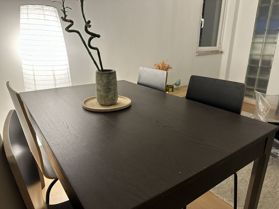 Mesa de jantar com 4 cadeiras