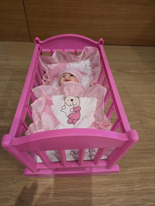 Kołyska z lalka  :)