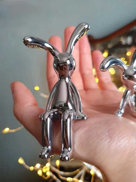 2 Coelhos decorativos prateados de aspecto espelhado brilhante