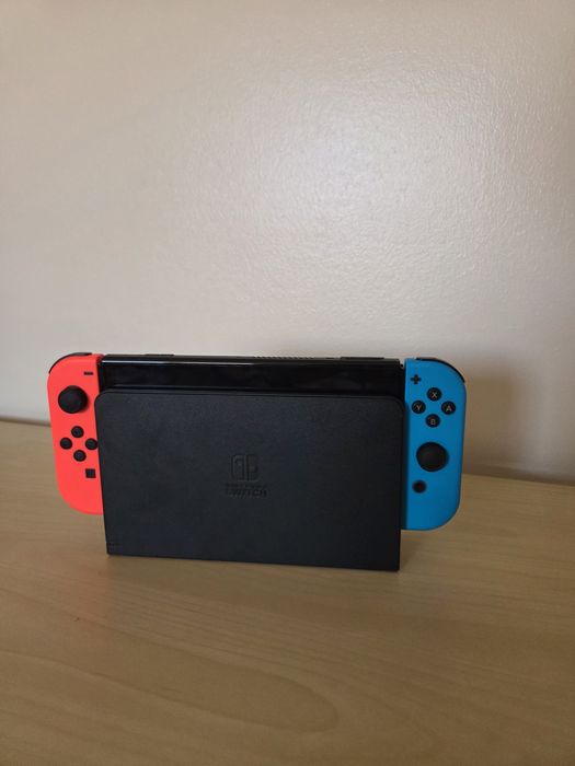 Nintendo Switch OLED + Jogo The Legend of Zelda Breath of the Wild