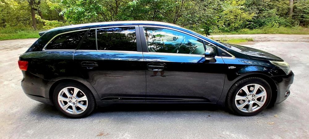 Тайота Авенсіс 2012