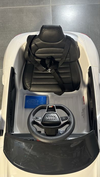 Сучасний дитячий електромобіль у стилі Audi E-Tron GT на акумуляторі