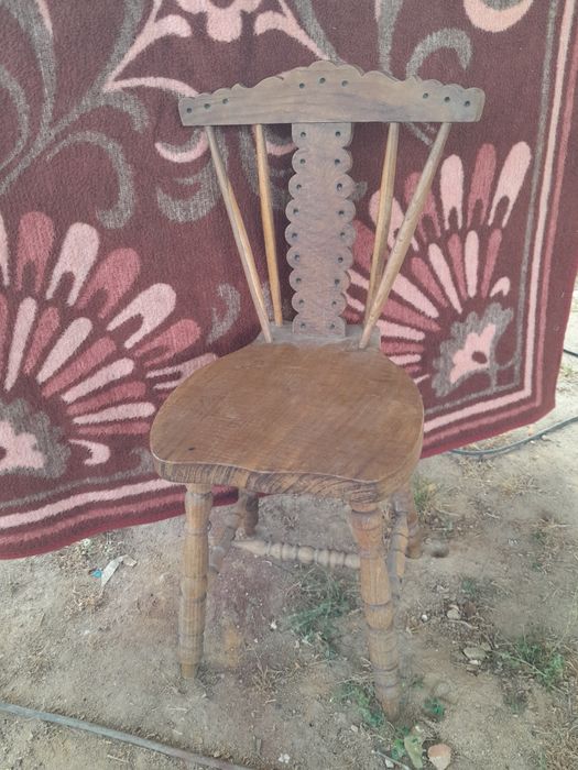 Cadeiras e loiçeiro antigos