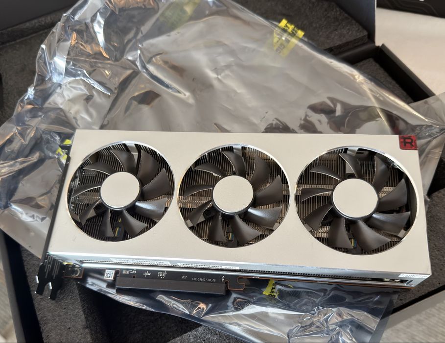 Placa grafica Radeon VII 16 Giga
