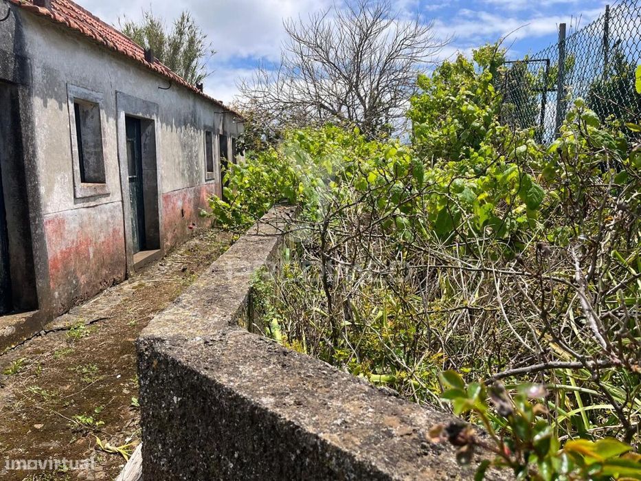 Moradia Térrea Para Recuperar T2  Com 276M2 De Terreno Na Ponta Do...