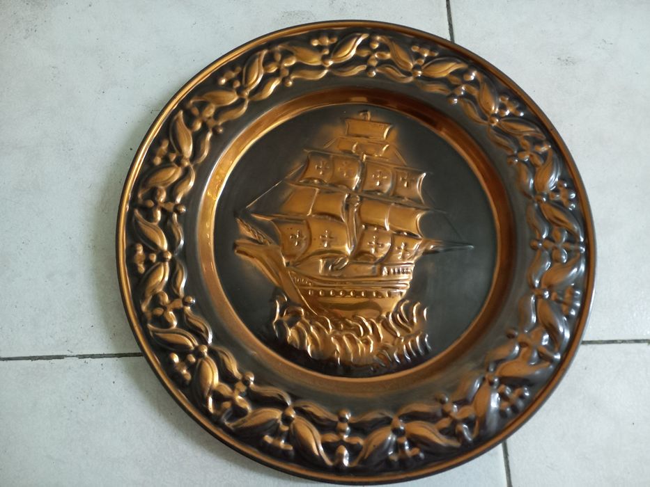 Pratos decorativos em cobre.