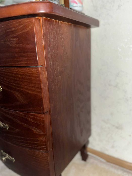 Туалетний столик, макияжне дзеркало, трюмо.