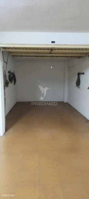 Garagem no Topo do Bairro da Eira