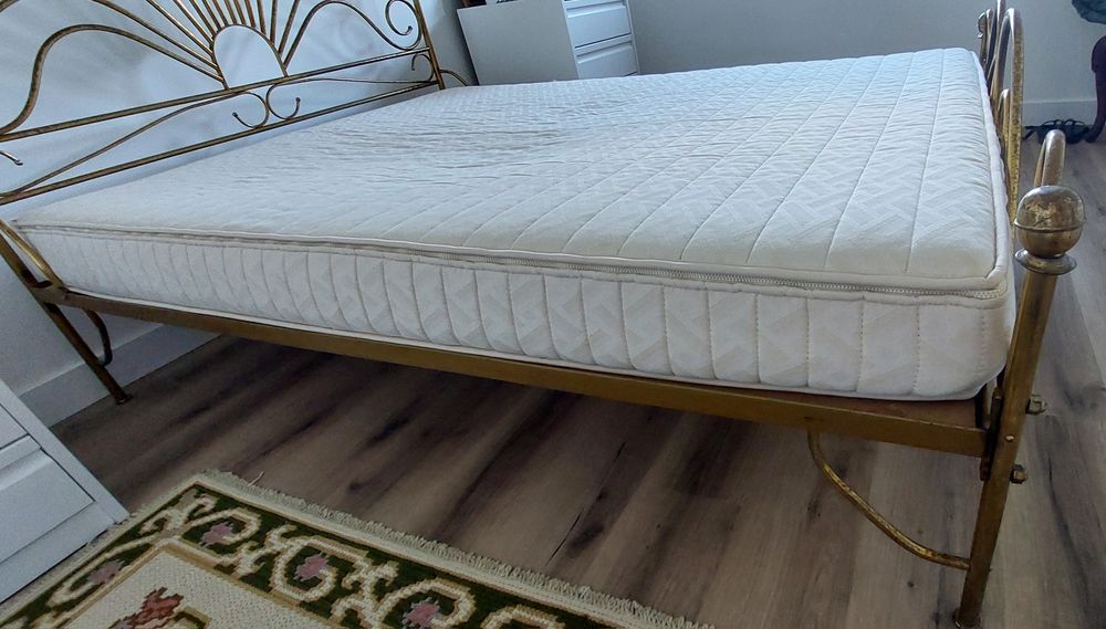 Linda cama de casal latão dourado