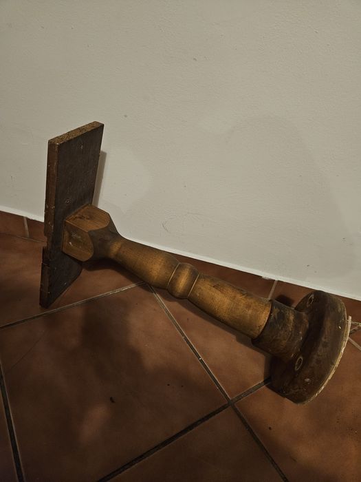 Cztery używane drewniane tralki.