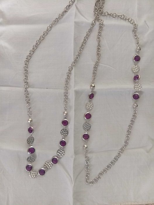 Colar com aros de metal e aplicações em prateado e pedras facetadas