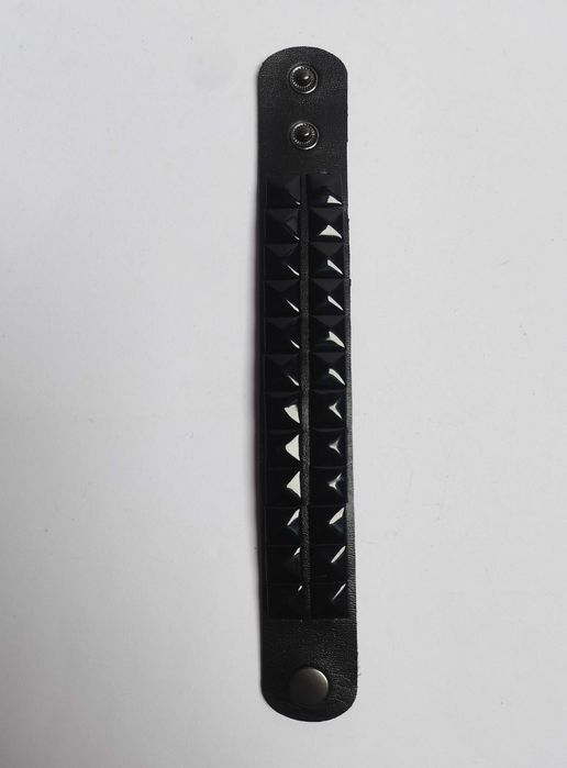 Pieszczocha, bransoletka: 2-rzędowe czarne ćwieki (metal, gothic punk)