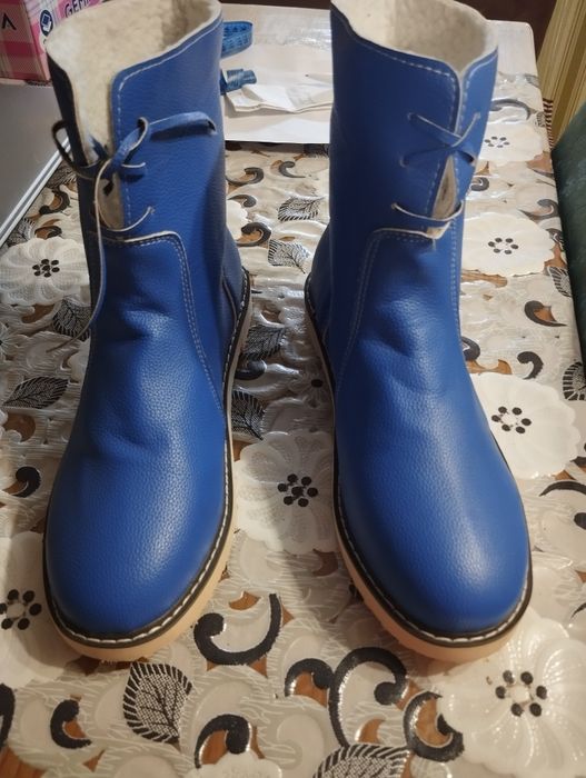 Черевики синього кольору.