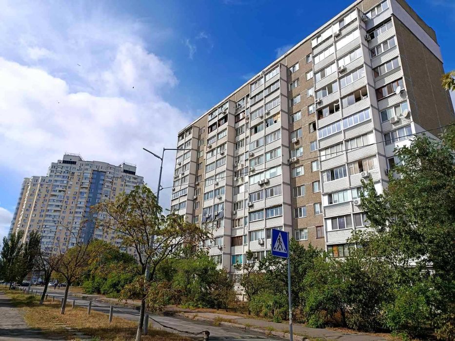 Продаж 2-кімнатної квартири біля озера Оболонь без комісії вул. Йорданська, 2Б 1 поверх з підвалом