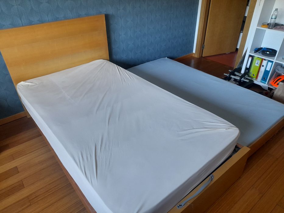 Cama dupla de solteiro com 2 estrados e colchões.