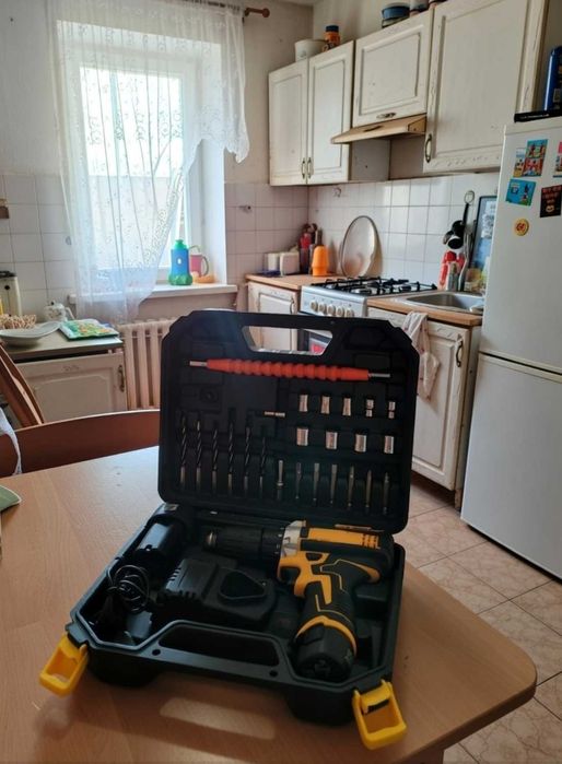 Шуруповерт акумуляторний 12V з насадками жовтий