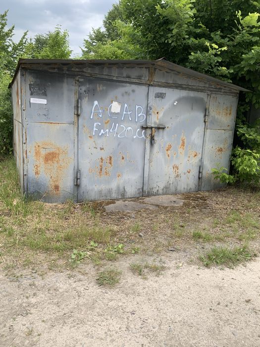 Металевий гараж в кооперативі.