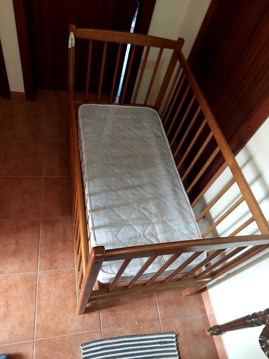 Cama de bebé em madeira como nova