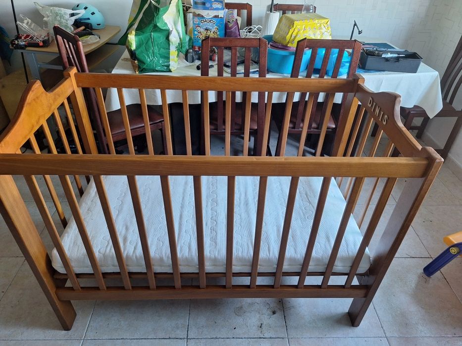 Cama de bebé em madeira