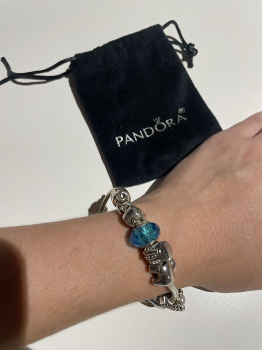 Pulseira Pandora com vários pendentes