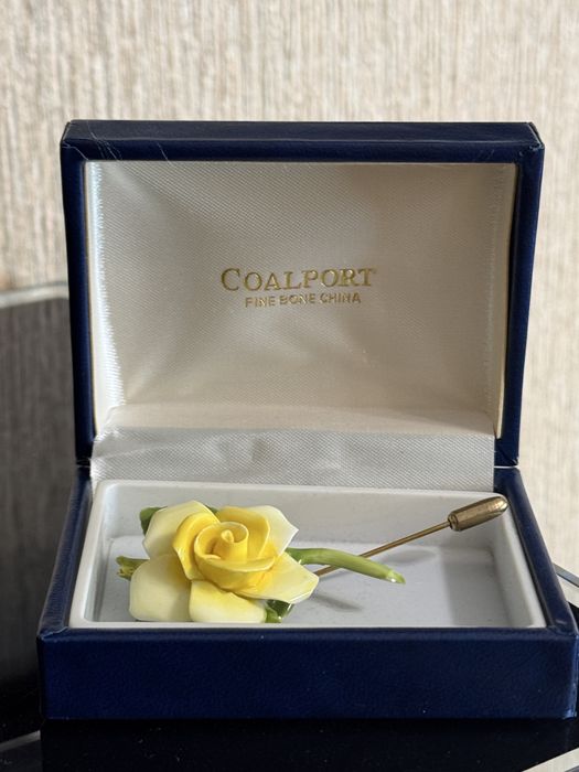 Гарна вінтажна брошка з трояндою coalport в коробочці
