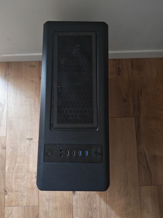 Monitor i komputer na sprzedaż idealny do gier i pracy