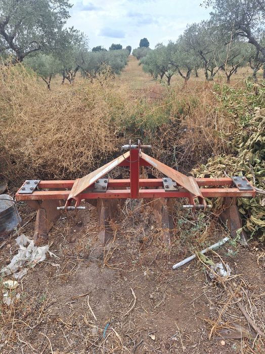 Abre regos de 4 linhas com arrancador de batatas