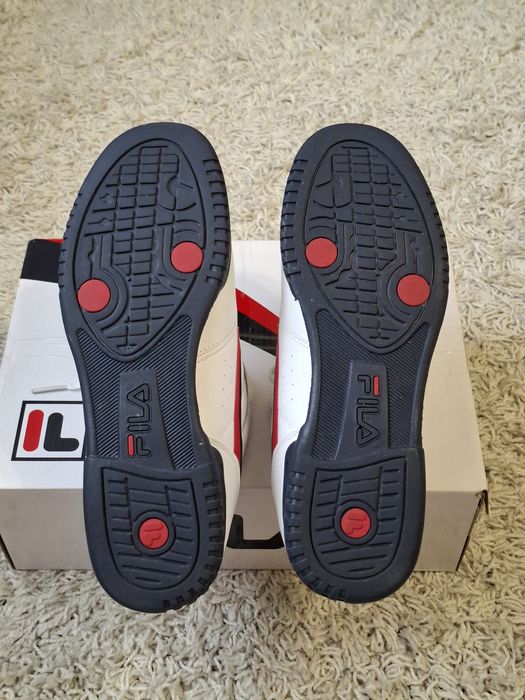 Продам красовки FILS