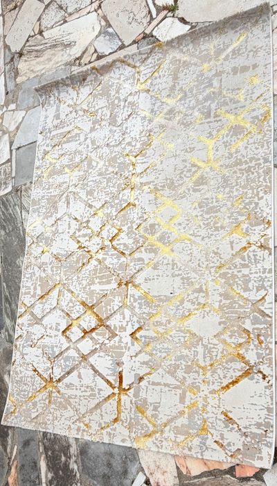 Tapete dourado/bege