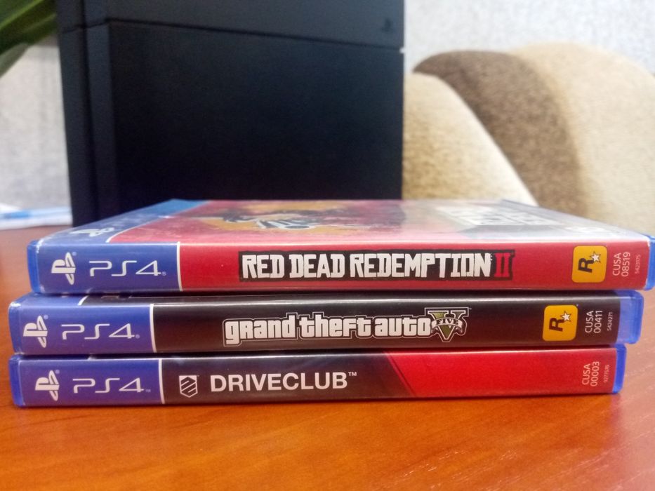 Sony PlayStation 4  3 диска без джойстика !!!