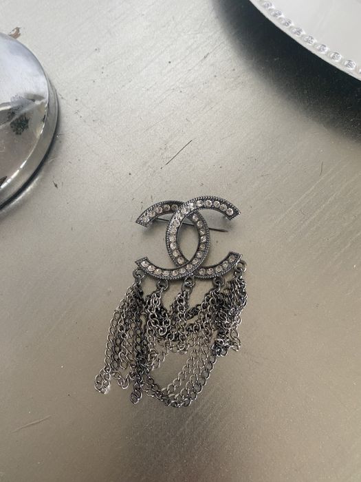 Broszka Chanel z łańcuszkami