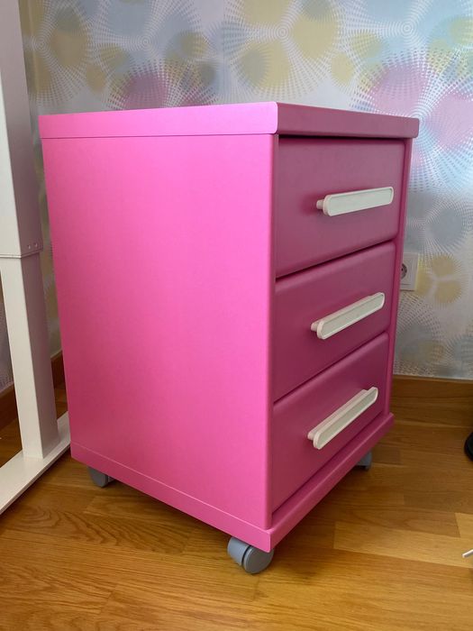 Cómoda gavetas com rodas cor de rosa
