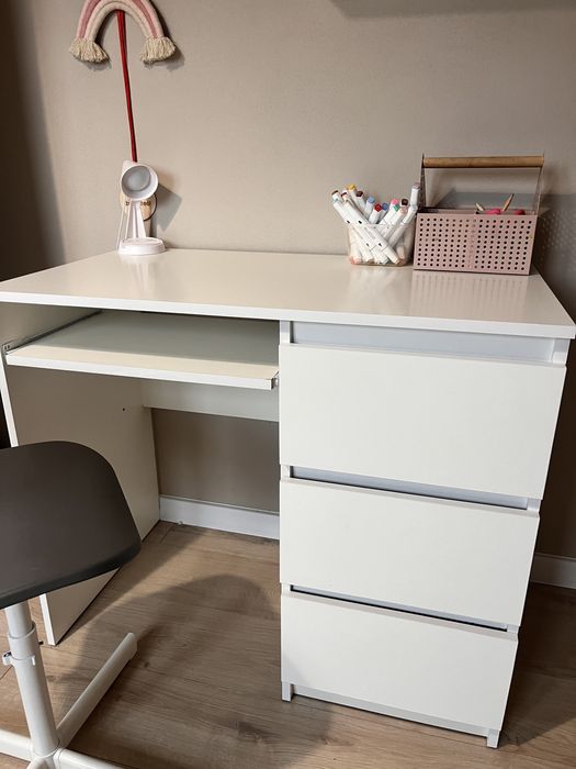 Zestaw biurko krzesło półki wiszące lampka ikea