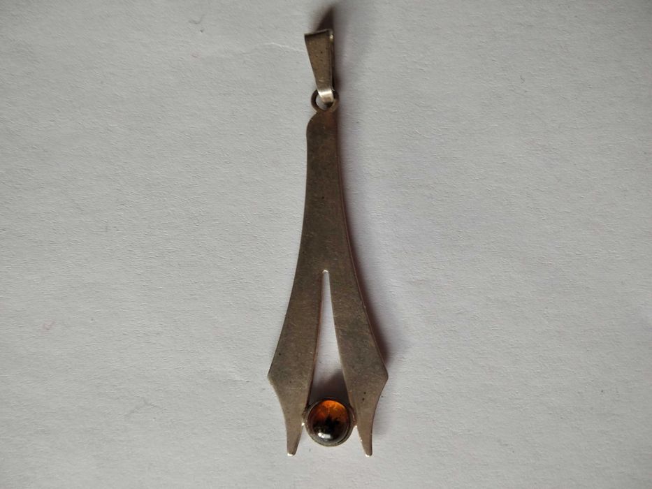 Srebrna zawieszka z bursztynem