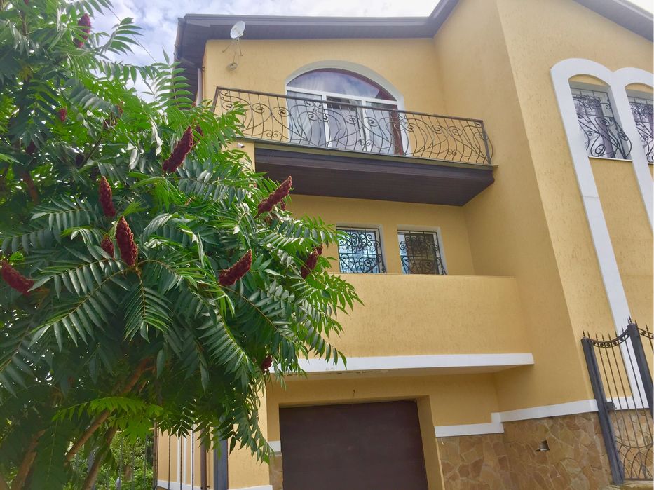 Дом  2-х этажный в черте города