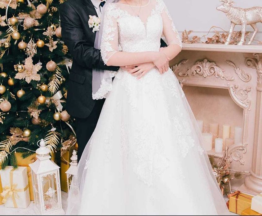 Весільне плаття пошите на заказ кольору айворі.