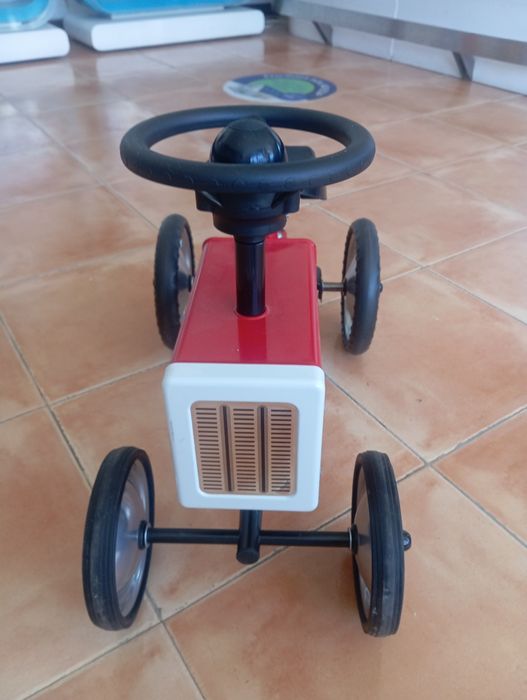 Vendo triciclo em forma trator em metal