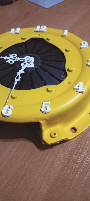 Часы настенные в виде корзины сцепления