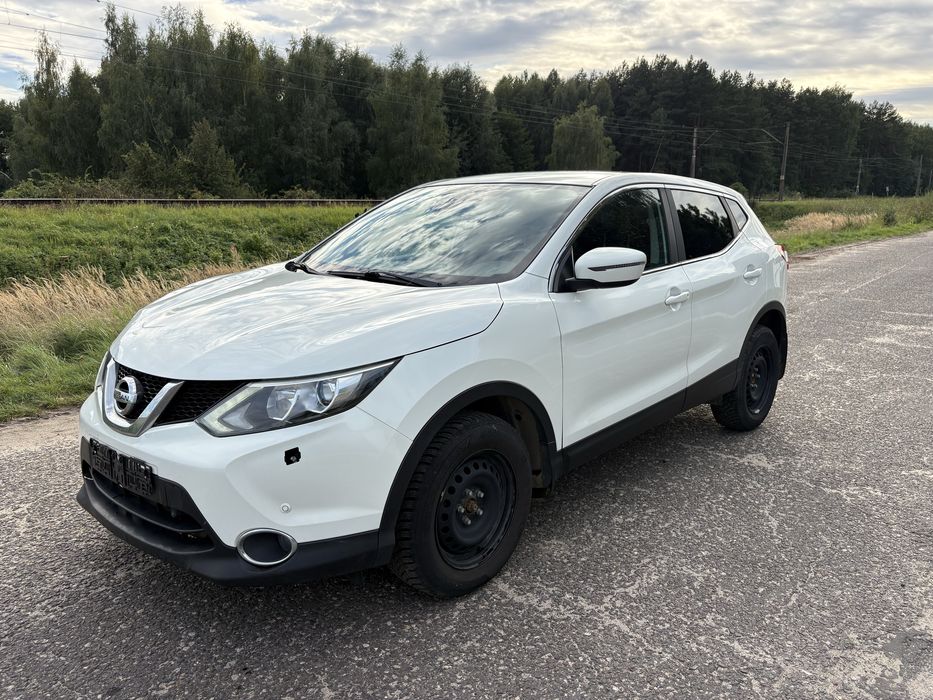 Nissan Qashgai.    Navi kamera tempomat