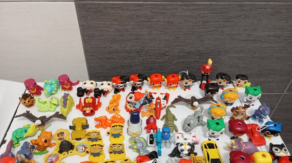 Zestaw figurek Kinder ferrero. Smerf kolekcjonerski Żaba kolekcjonersk