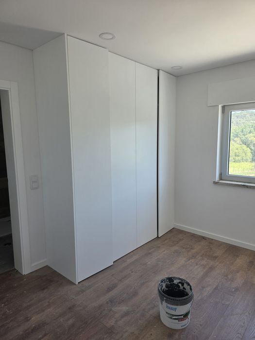 Apartamentos T2 e T3 novos com cozinha equipada e terreno exterior.
