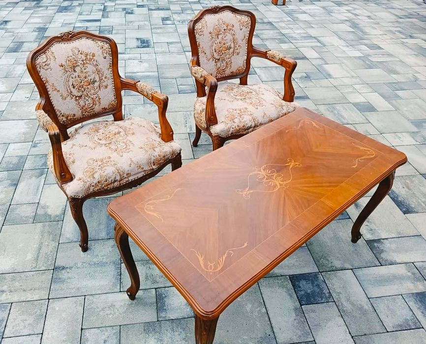 Dwa fotele i stolik w stylu Ludwika XVI
